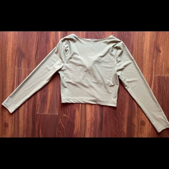 🌿SUMMER SALE🌿VICTORIA SPORT Crop Top Long Sleeve Green size Large - Picture 2 of 11